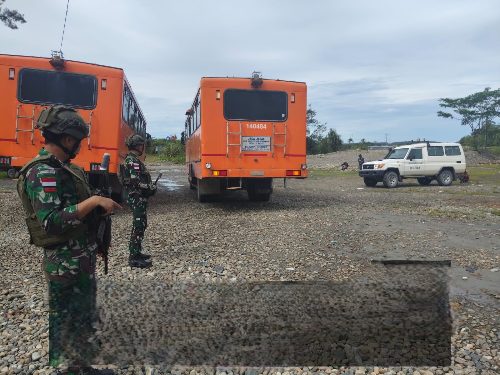 Bantu Meringankan Warga, Satgas Yonif 611/Awang Long Melaksanakan Pengamanan dan Pengawalan Bus Pengantar Masyarakat