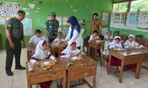 Babinsa Kodim 1002/HST Kawal Pemberian Makan Bergizi di Sekolah-Sekolah HST