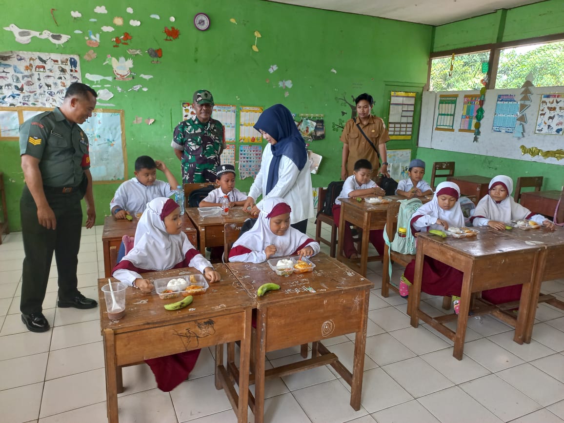 Babinsa Kodim 1002/HST Kawal Pemberian Makan Bergizi di Sekolah-Sekolah HST