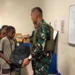 Wujud Kepedulian TNI, Satgas Yonif 611/Awang Long Gelar Bakti Sosial Bagikan Tas dan Makan Siang Gratis