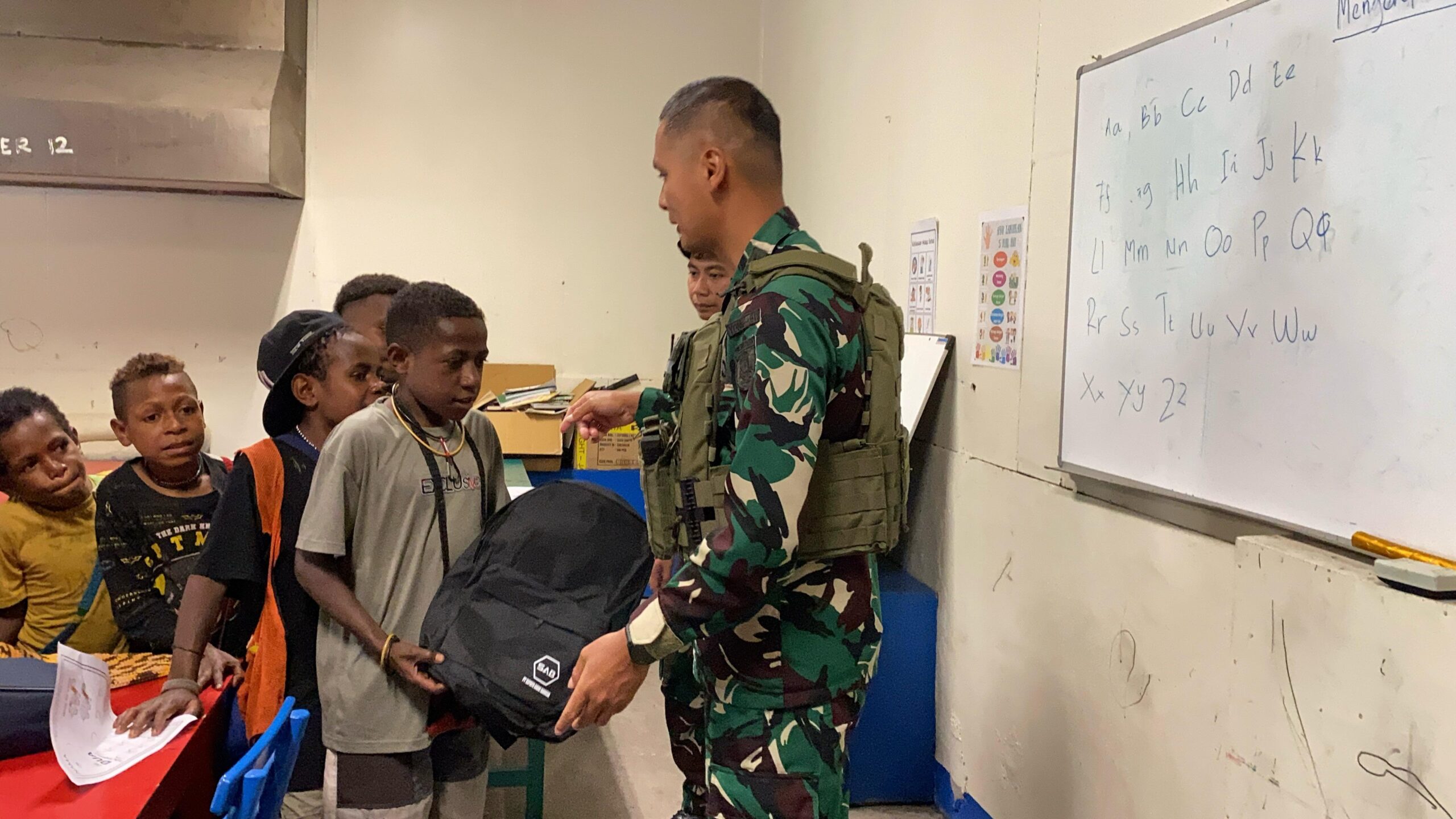 Wujud Kepedulian TNI, Satgas Yonif 611/Awang Long Gelar Bakti Sosial Bagikan Tas dan Makan Siang Gratis