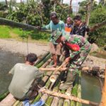 Jembatan Putus Akibat Banjir Kembali Terhubung Berkat Sinergi Babinsa dan Warga