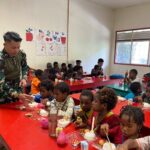 Sambut Hardiknas, Satgas Yonif 611/Awang Long Bagikan Makanan Bergizi Kepada Anak-Anak SKB Waa Banti