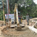 TMMD HST Tancap Gas: Alat Berat Ratakan Jalan Baru