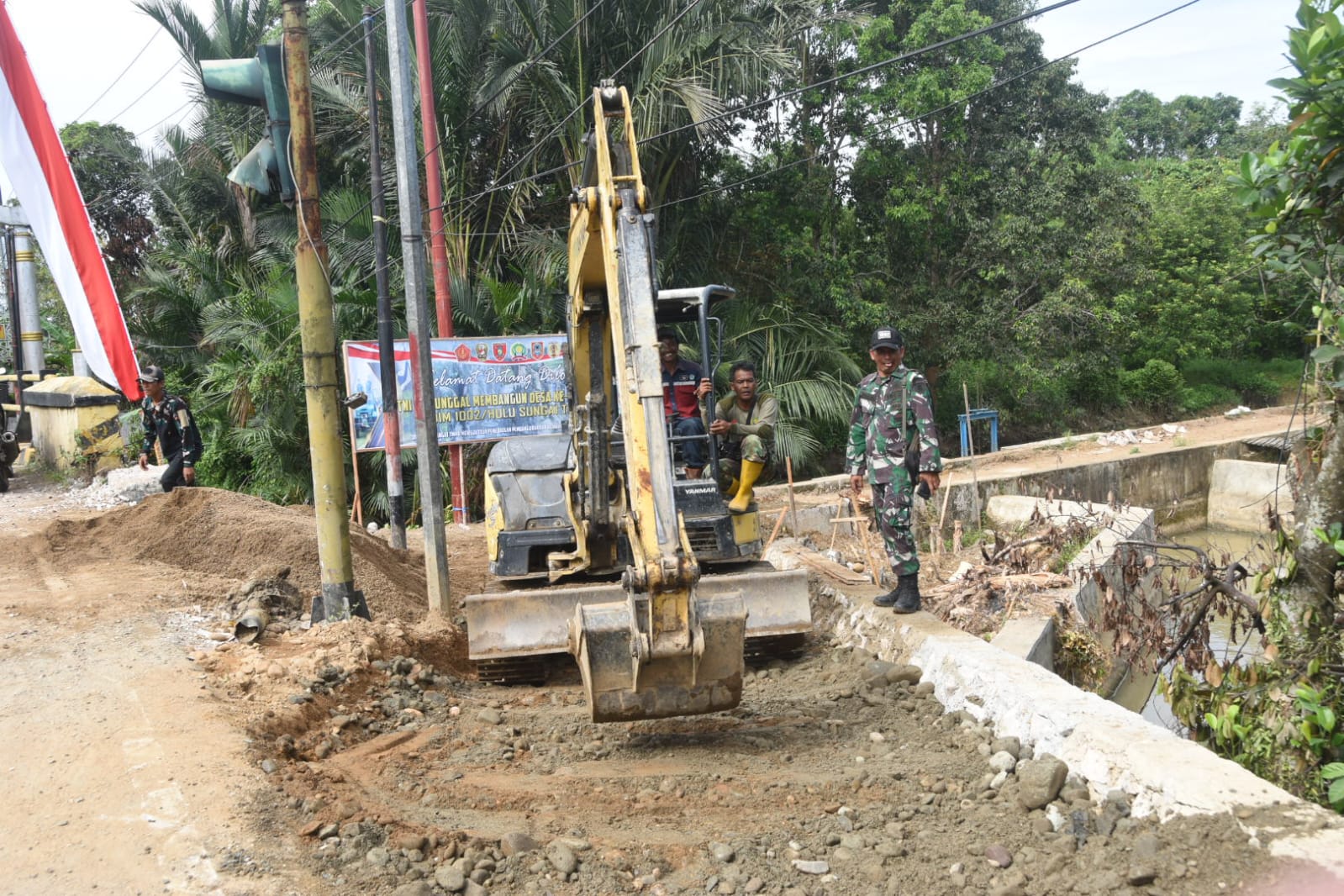 TMMD HST Tancap Gas: Alat Berat Ratakan Jalan Baru
