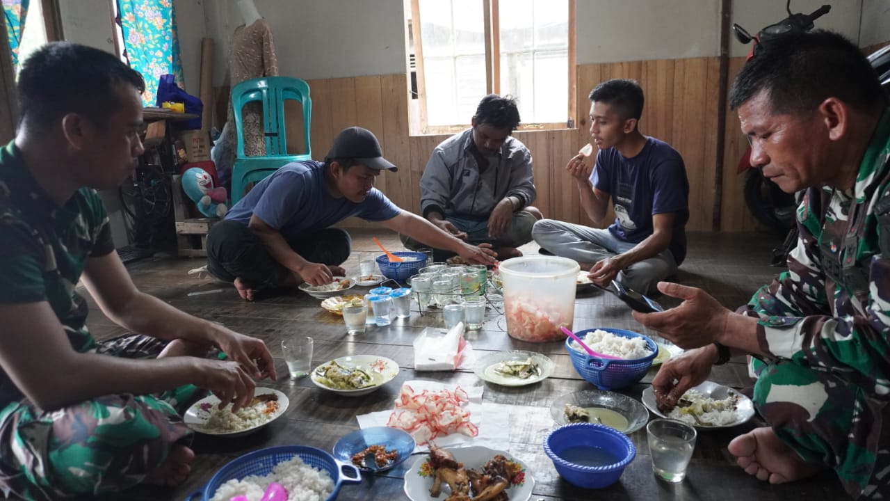 Momen Santai Penuh Kekeluargaan: Makan Siang Satgas TMMD di Haruyan