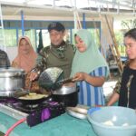 Keseruan Ibu-Ibu Haruyan Siapkan Santap Siang untuk Satgas TMMD ke-124