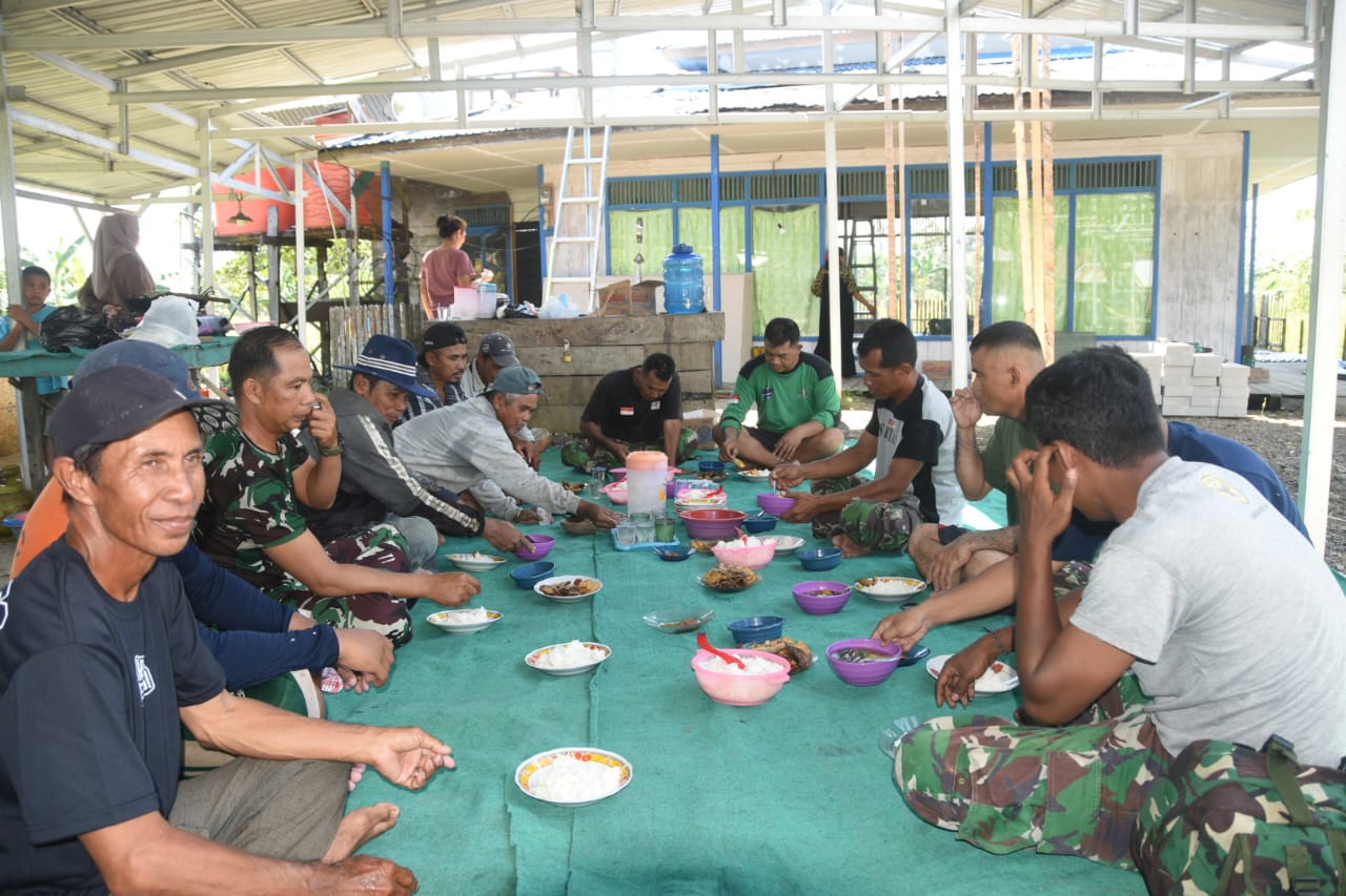 Kehangatan Kebersamaan Warnai Santap Siang Satgas TMMD ke-124 Bersama Warga Haruyan