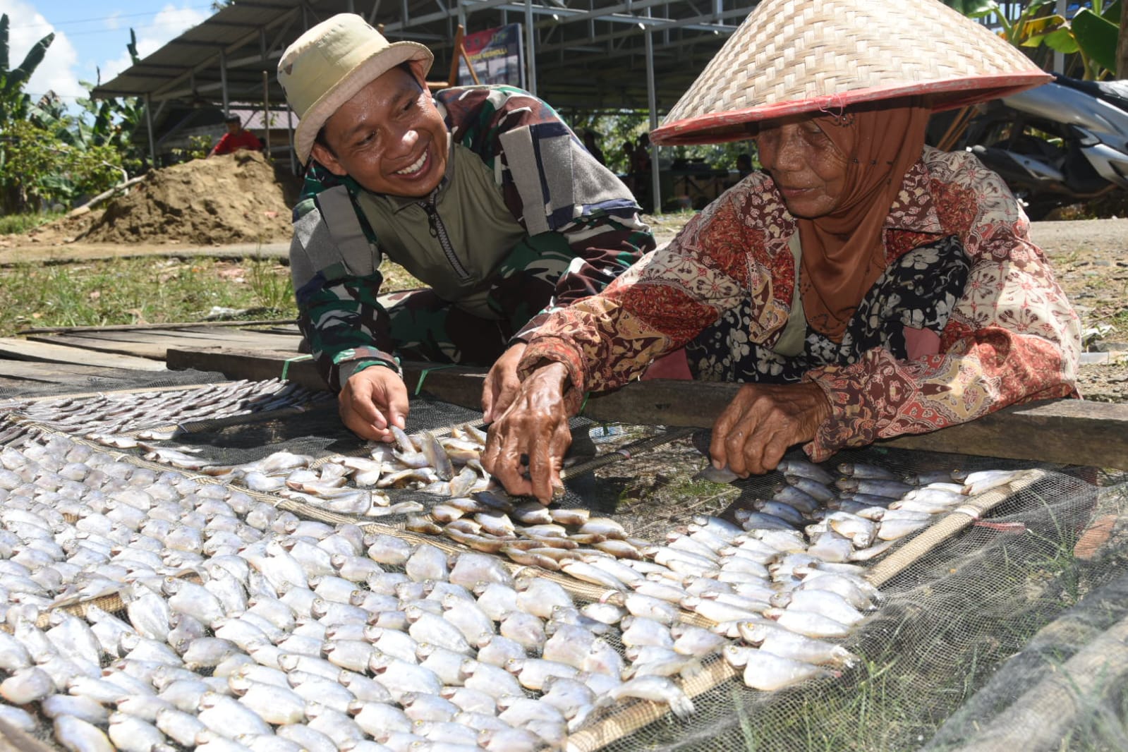 Satgas TMMD Kodim HST Ulurkan Tangan Bantu Nenek Jamsiah Jemur Ikan