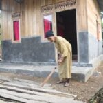 Kebahagiaan Nenek Kurba: Rumah Layak Huni Impian Terwujud Berkat TMMD Kodim HST