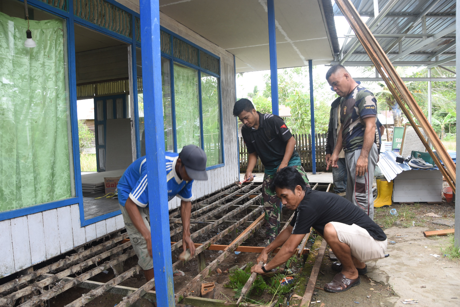Satgas TMMD Kodim 1002/HST Bersama Warga Lanjutkan Rehab Langgar Darussalam