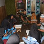 Malam Hari di Rumah Singgah, Anggota Satgas TMMD ke-124 Kodim 1002/HST Ajarkan Mengaji Al-Qur’an Kepada Anak-anak