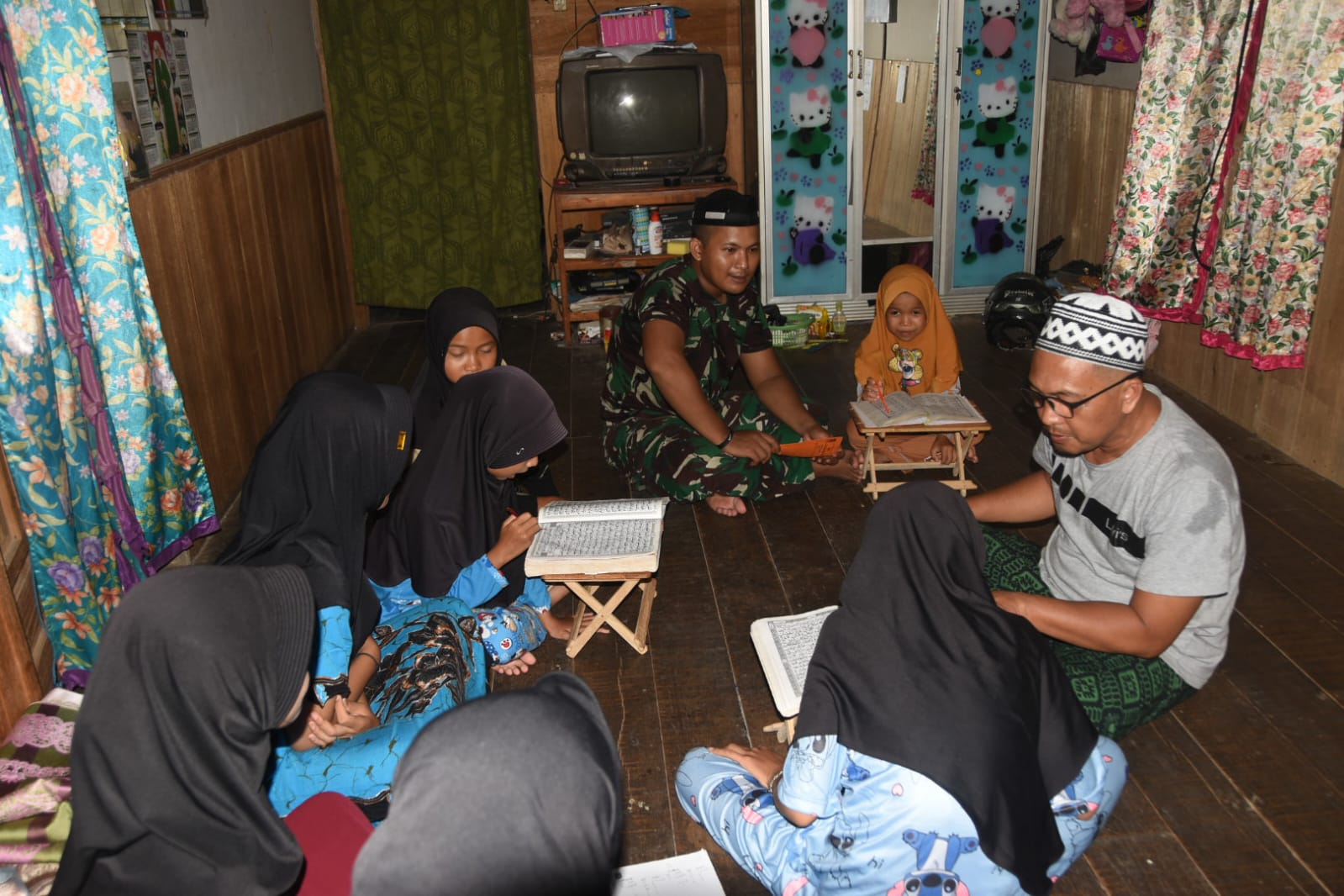 Malam Hari di Rumah Singgah, Anggota Satgas TMMD ke-124 Kodim 1002/HST Ajarkan Mengaji Al-Qur’an Kepada Anak-anak