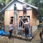 Progres Rehab RTLH TMMD HST Terus Berlanjut, Pemasangan Penutup Kuda-Kuda Dilakukan