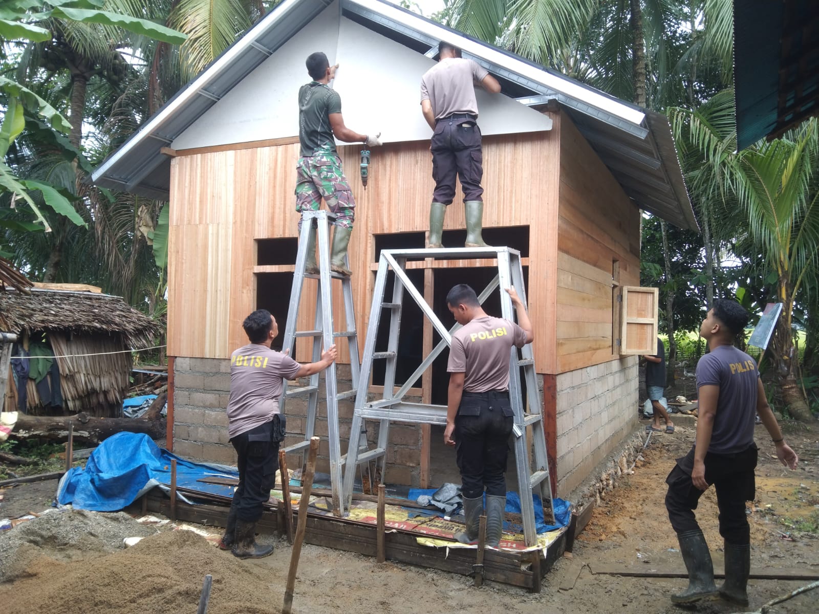 Progres Rehab RTLH TMMD HST Terus Berlanjut, Pemasangan Penutup Kuda-Kuda Dilakukan