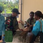 Tingkatkan Kesehatan Masyarakat, Satgas Yonif 611/Awang Long Gelar Posyandu Bersama CHD dan Puskesmas Timika