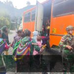 Kawal Bus Masyarakat, Satgas Yonif 611/Awang Long Pastikan Pengamanan