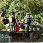 Satgas Yonif 611/Awang Long, Jumat Berkah Dengan Berbagi Sekaligus Jalin Silaturahmi