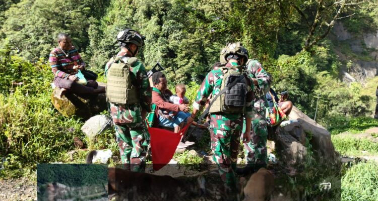 Satgas Yonif 611/Awang Long, Jumat Berkah Dengan Berbagi Sekaligus Jalin Silaturahmi