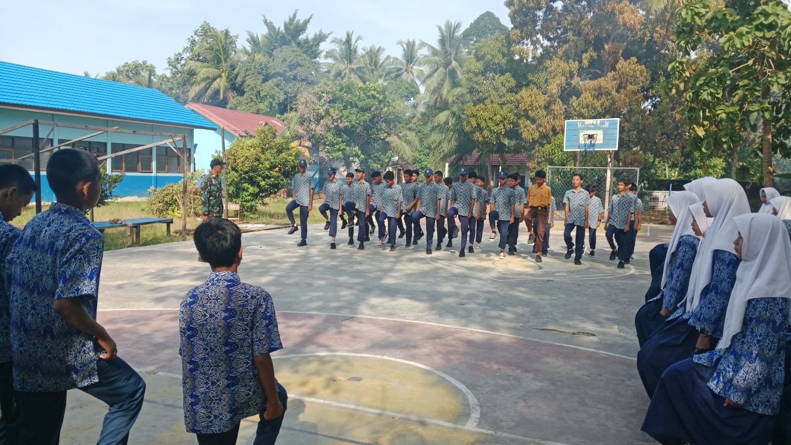 Momentum Hardiknas, Babinsa Latih PBB Bentuk Karakter Siswa SMPN 9 Barabai