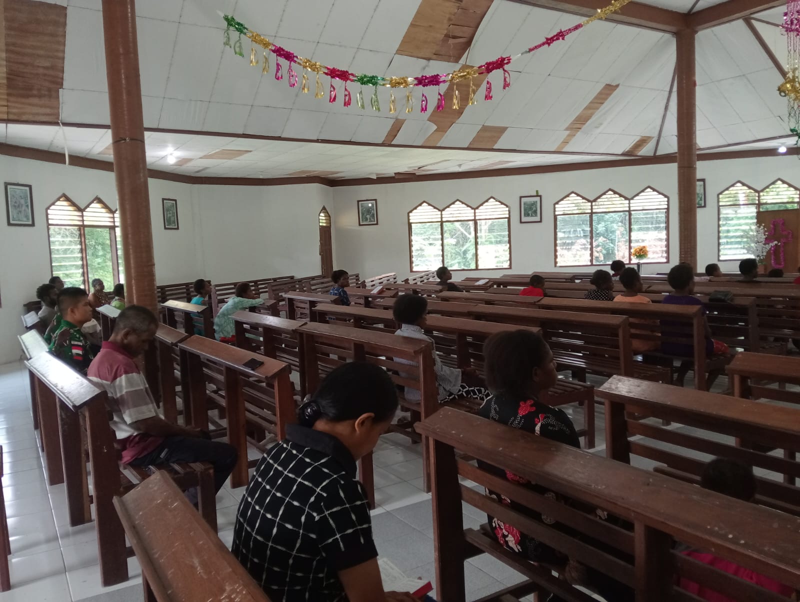Satgas Yonif 611/Awang Long Melaksanakan Pengamanan Sekaligus Ibadah Bersama Jemaat Gereja Bintang Timur