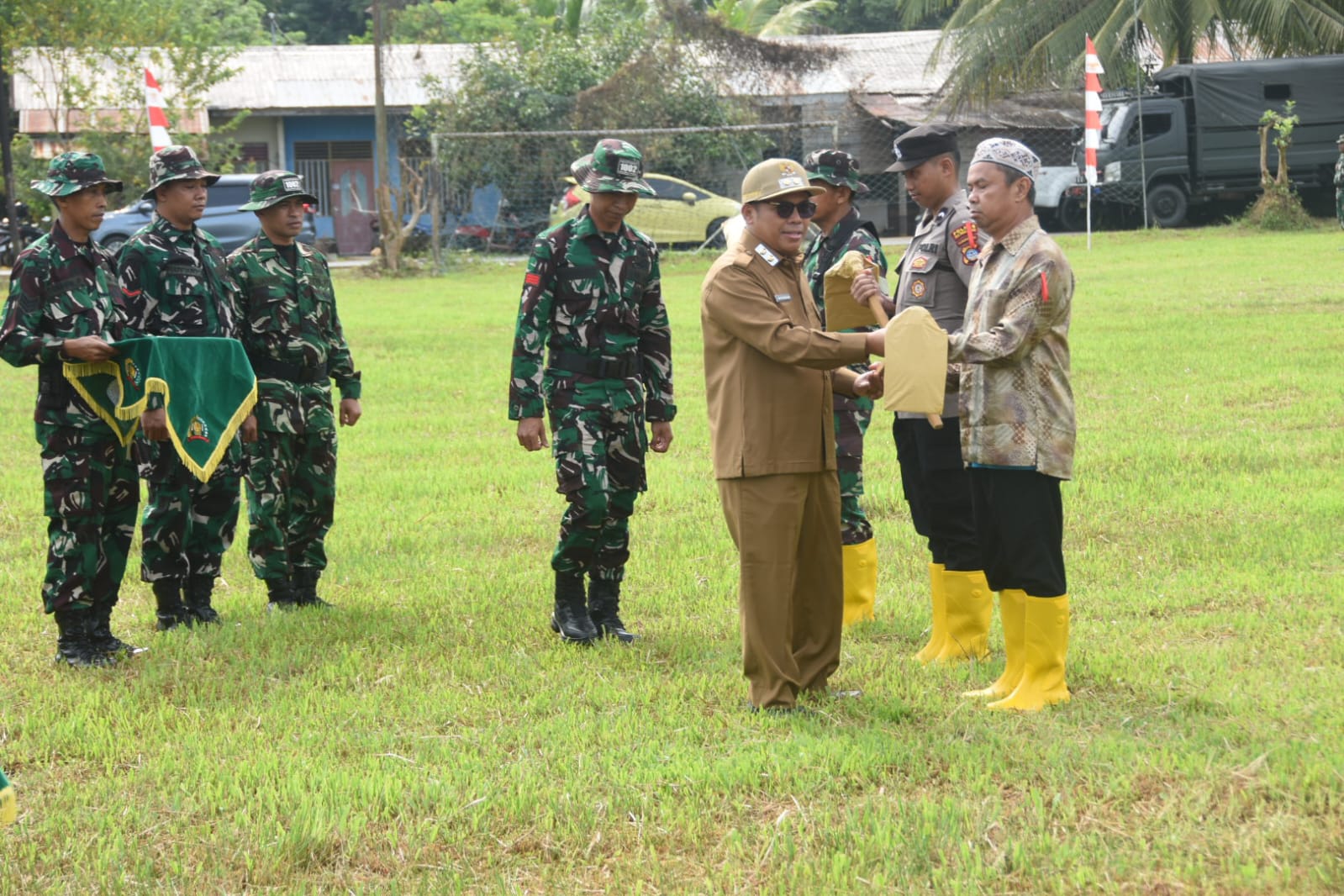 Kemanunggalan TNI-Rakyat Terus Dikuatkan Melalui Pembukaan TMMD Ke-124 di HST