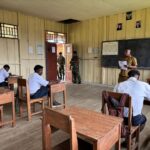 Dukung Pendidikan di Mimika, Satgas Yonif 611/Awang Long, Bantu Pengawas Ujian Akhir di SMP Negeri Jila 