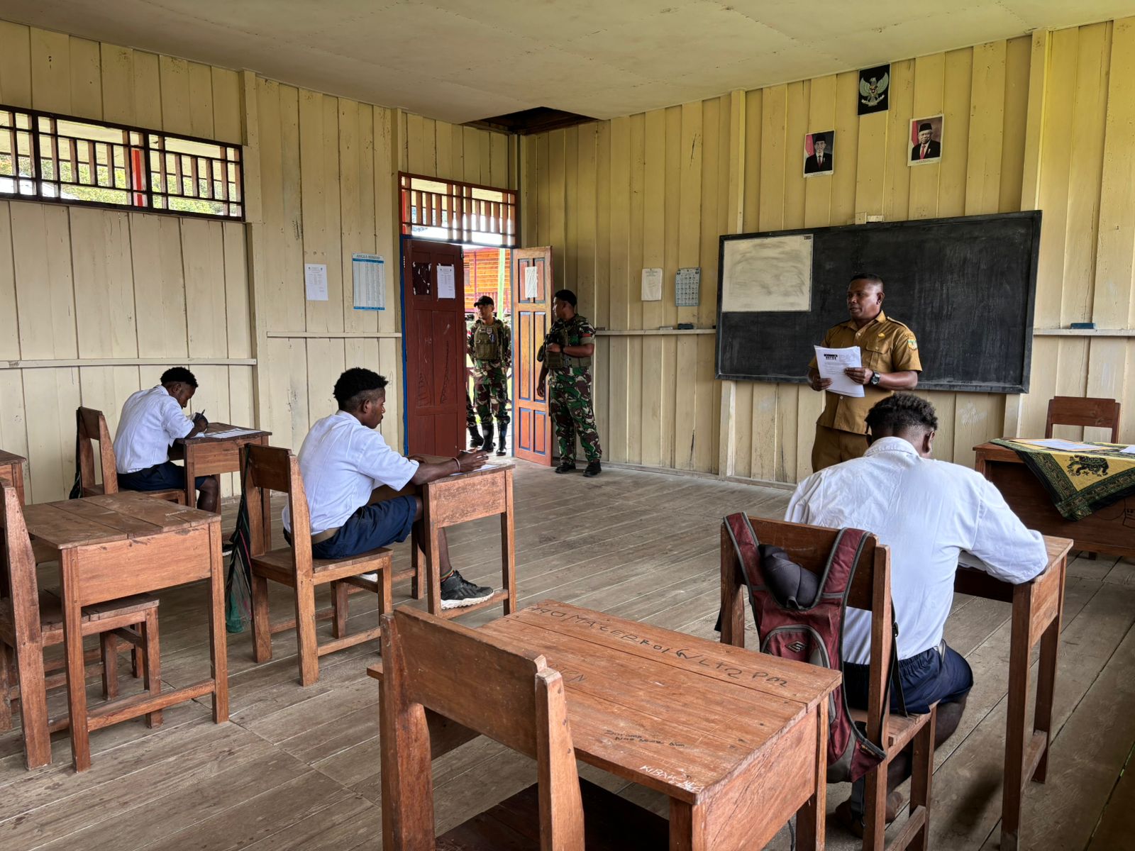 Dukung Pendidikan di Mimika, Satgas Yonif 611/Awang Long, Bantu Pengawas Ujian Akhir di SMP Negeri Jila 