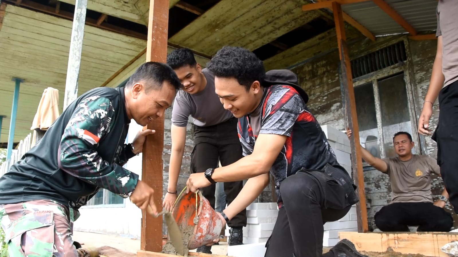 Indahnya Kebersamaan: TNI-Polri Bersatu Padu di TMMD HST
