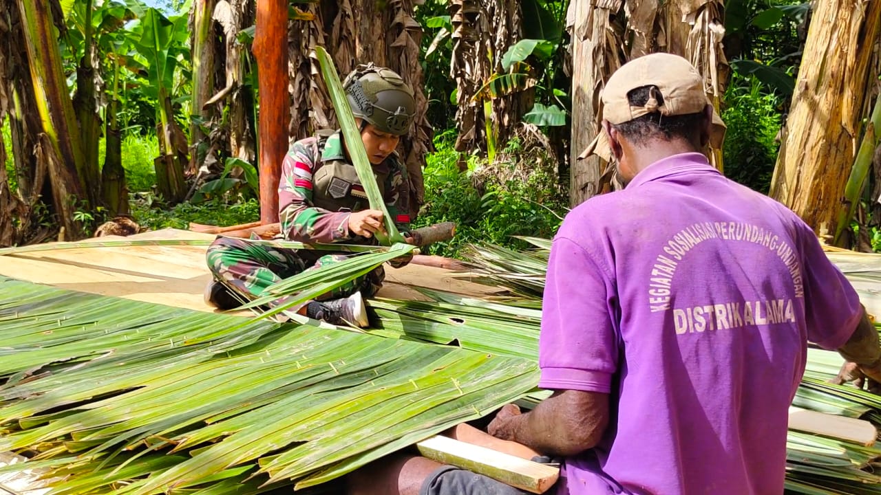 Personil Satgas Yonif 611/Awang Long Melaksanakan Komsos Sekaligus Bantu Pembangunan Rumah Adat Suku Sempan  