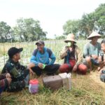 Manfaatkan Rehat, Anggota Satgas TMMD Kodim 1002/HST Eratkan Silaturahmi dengan Warga