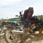 TMMD ke-124 HST: Bukti TNI Peduli, Bantu Warga yang Kendaraannya Mogok