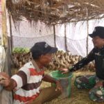 Satgas TMMD Ke-124 Kodim HST Jalin Komunikasi Sosial di Sela Pembangunan Jalan Haruyan