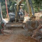 Satgas TMMD Kerja Keras Bangun Jalan, Kayu Galam Jadi Tumpuan di Lahan Bekas Longsor