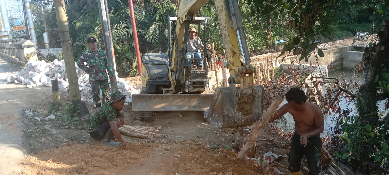 Satgas TMMD Kerja Keras Bangun Jalan, Kayu Galam Jadi Tumpuan di Lahan Bekas Longsor