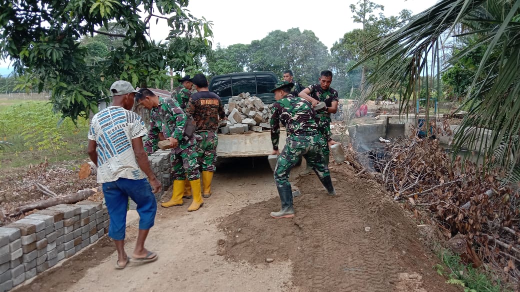 Paving Blok Tiba, Pembangunan Jalan TMMD di Haruyan Terus Dikebut