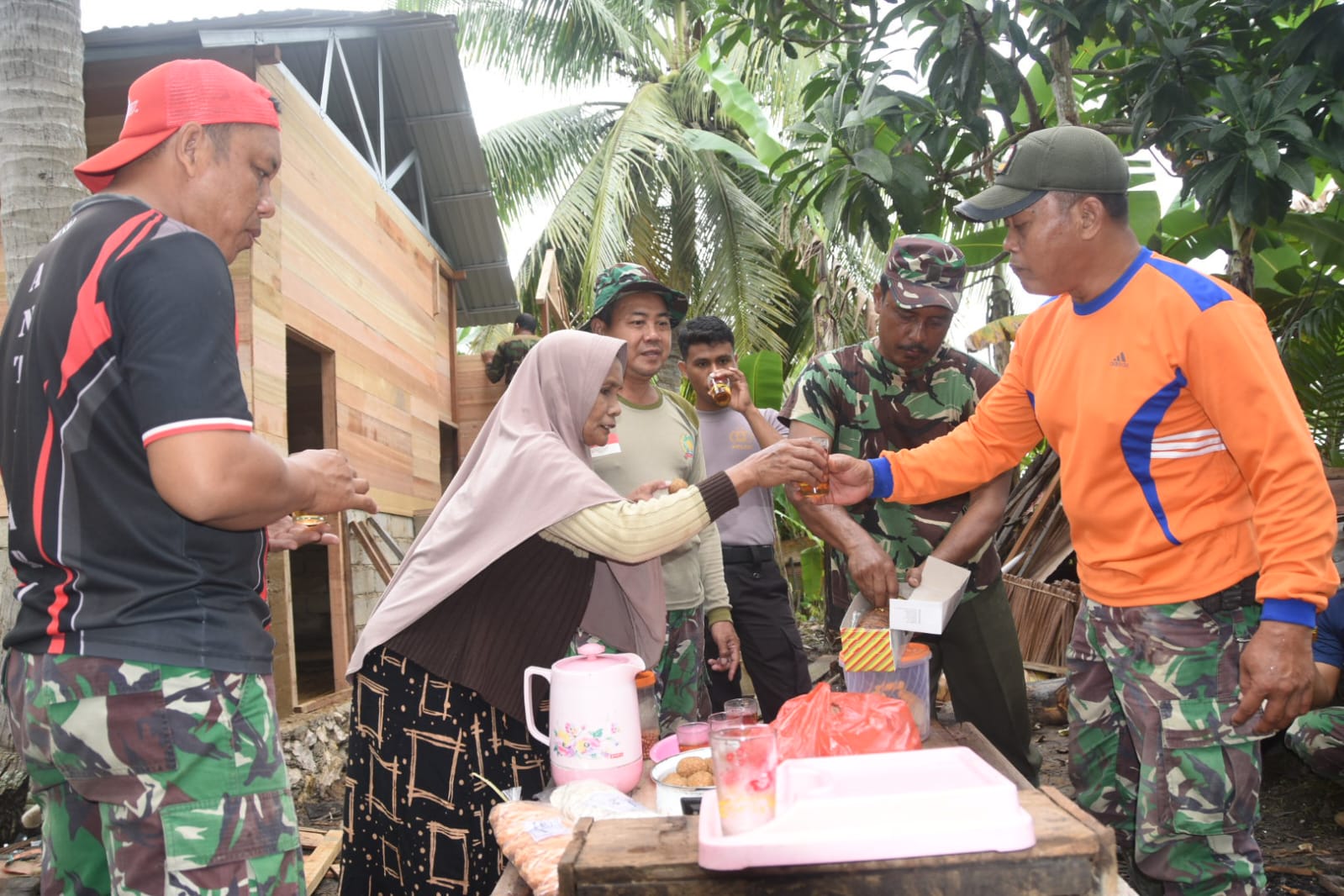 Sentuhan Kekeluargaan Warnai TMMD: Ibu-ibu Pengambau Hilir Luar Layani Satgas dengan Tulus