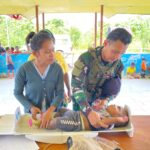 Tingkatkan Kualitas Kesehatan, Satgas Pam Obvitnas Yonif 611/Awang Long Bekerjasama Klinik Aramsulki Gelar Pelayanan Kesehatan Warga