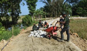 Satgas TMMD Kodim 1002/HST Gesa Pemasangan Paving Blok Jalan di Pengambau Hilir Luar