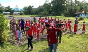 Satgas Yonif 611/Awang Long Gelar Senam Bersama di SDN Inpres Nayaro