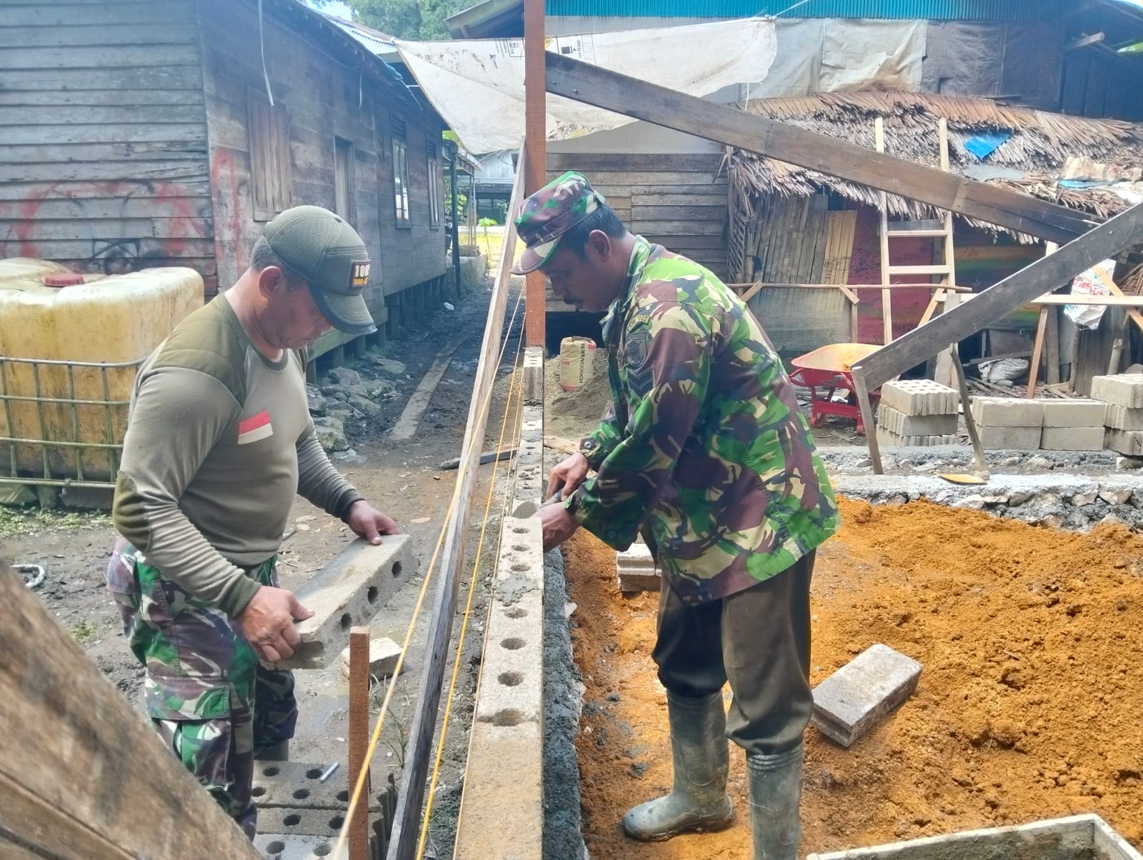 Satgas TMMD ke-124 Kodim HST Kejar Target Rehab RTLH di Haruyan