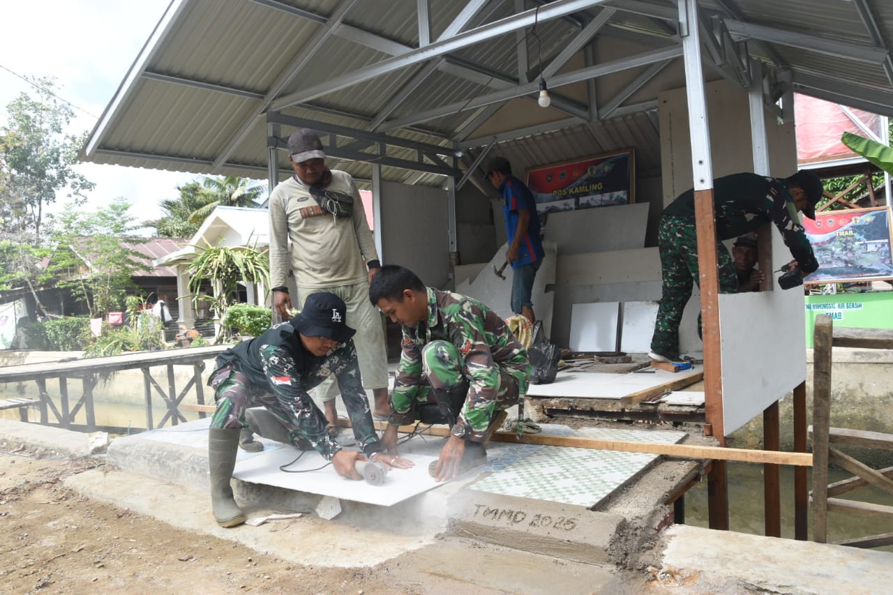 Sinergi TNI-Polri dan Warga HST Kejar Target Rehab Poskampling TMMD