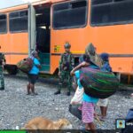 Cegah Kerawanan, Satgas Yonif 611/Awang Long Laksanakan Pengamanan dan Pengawalan Bus Masyarakat Banti