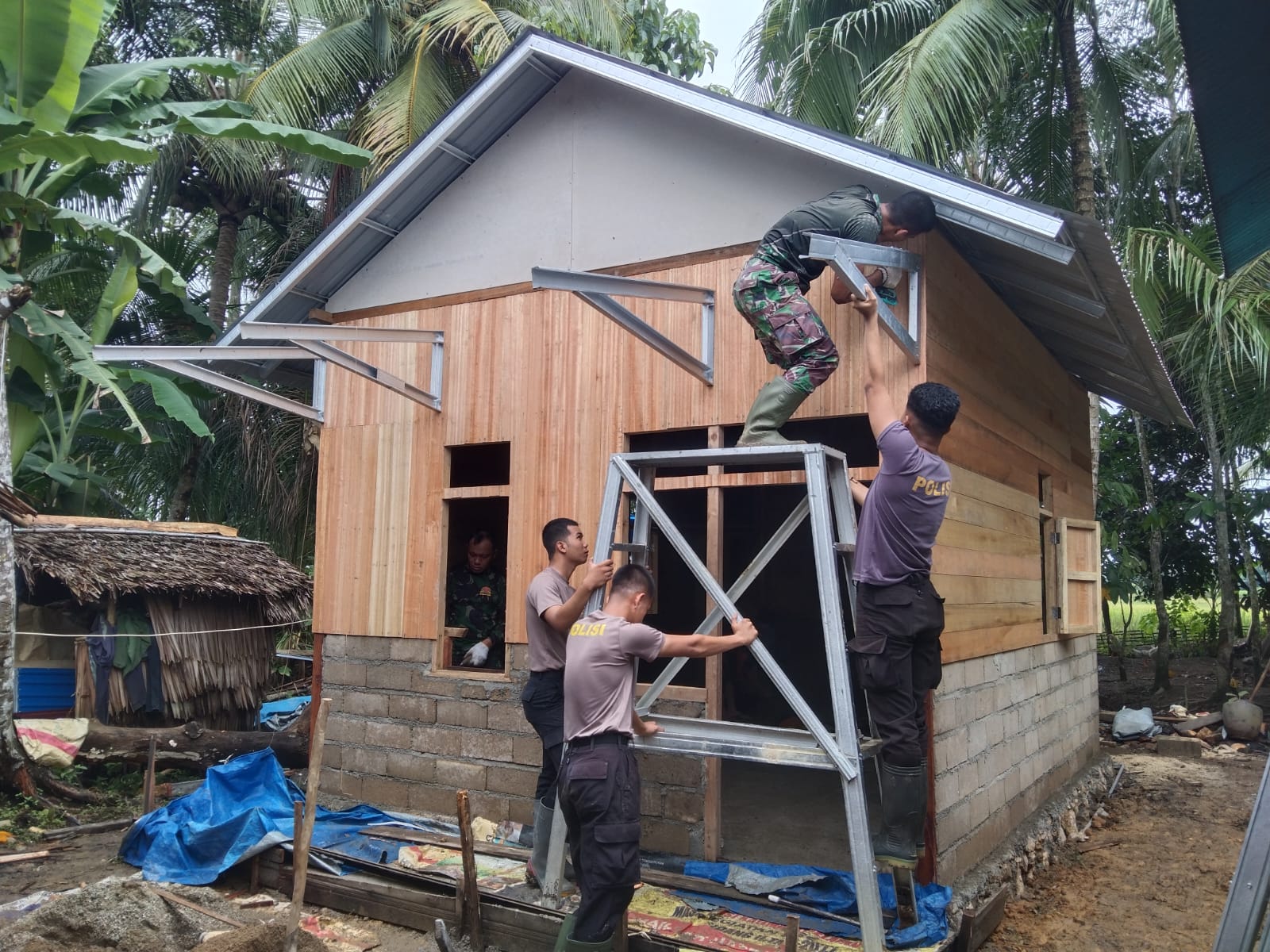 Satgas TMMD ke-124 Kodim 1002/HST Terus Maju Bedah Rumah Tidak Layak Huni Ardiansyah