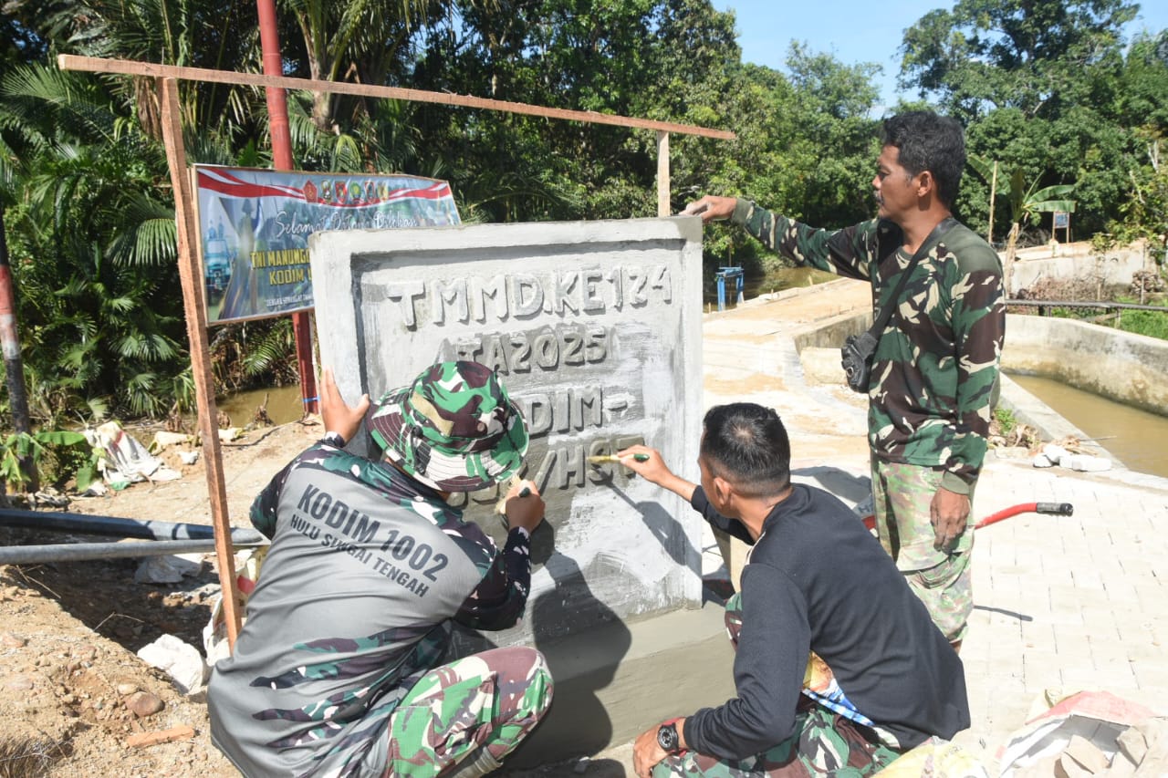 Pembangunan Tugu TMMD ke-124 Kodim 1002/HST Capai Setengah Jalan