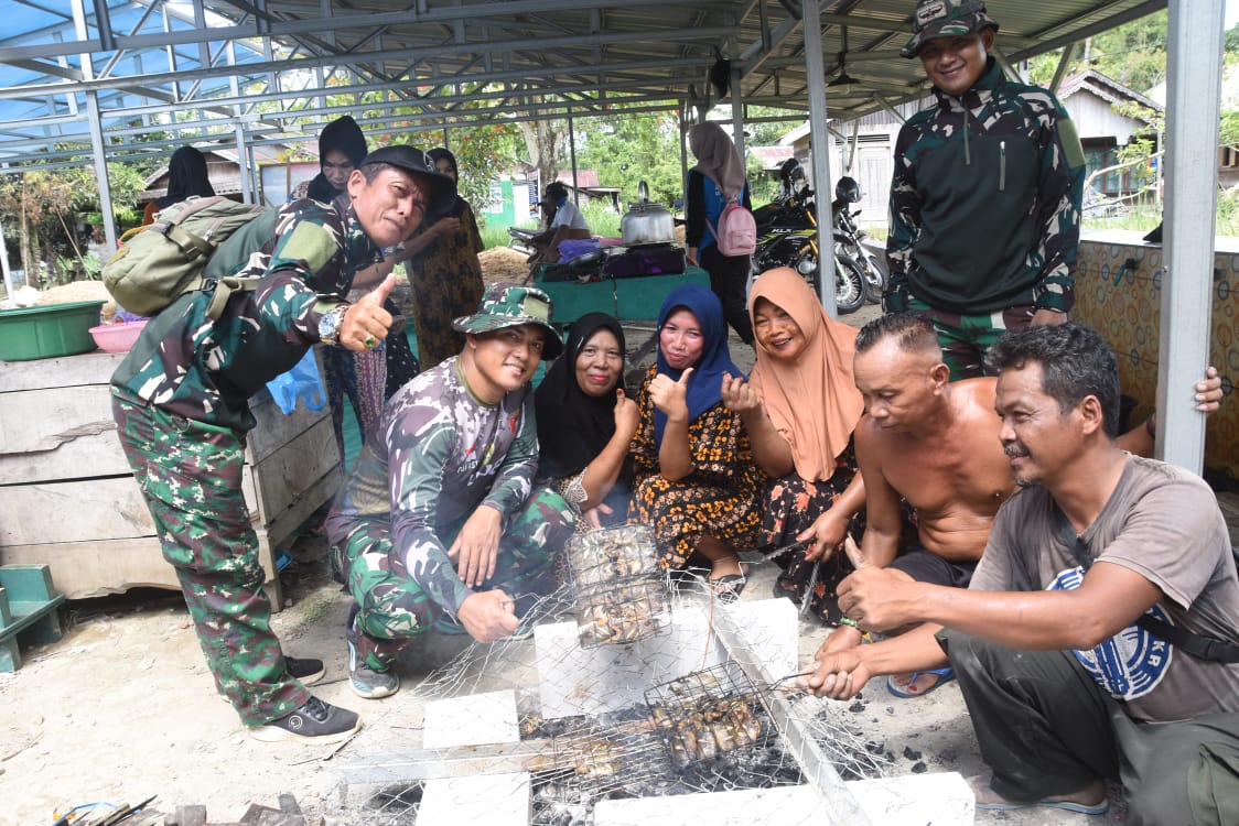 Kebersamaan Hangat di Lokasi TMMD Pengambau Hilir Luar: Ibu-ibu dan Satgas TNI Bakar Ikan untuk Makan Siang