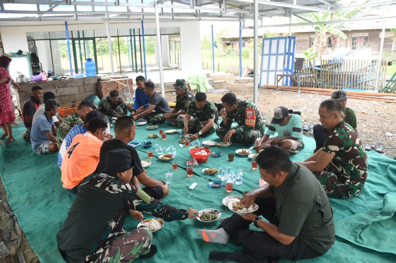 Dansatgas TMMD ke-124 Kodim 1002/HST Jalin Kebersamaan dengan Warga Saat Makan Siang di Lokasi Rehab Langgar