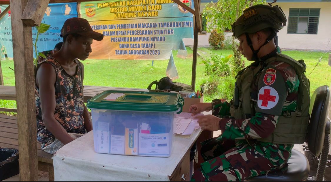 Bantu Kesejahteraan Masyarakat Nayaro, Satgas Yonif 611/Awang Long Gelar Pelayanan Kesehatan