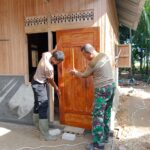 Rehab RTLH di TMMD ke-124 Kodim 1002/HST Masuki Tahap Pemasangan Pintu Rehab RTLH di TMMD ke-124 Kodim 1002/HST Masuki Tahap Pemasangan Pintu