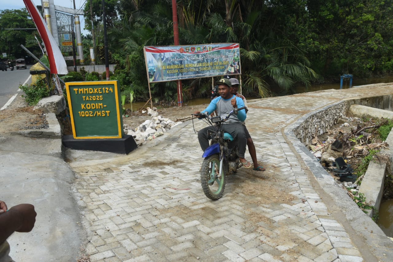 Tugu TMMD ke-124 Kodim 1002/HST di Pengambau Hilir Luar Berdiri Kokoh